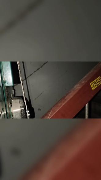 三个人仅凭一条绳子,打开单元楼的门锁。简直是奇迹!#日常生活 #逃生 #大学生 #研究生