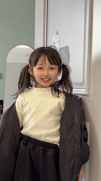 五岁女童学会扎头发了,真不错
#精分少女的日常