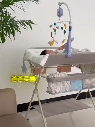 爸爸给娃买的#床头摇铃 还真不错,宝宝自己能玩好久,玩着玩着就睡着了,真的解放双手#母婴好物 #带娃好物 #哄娃神器