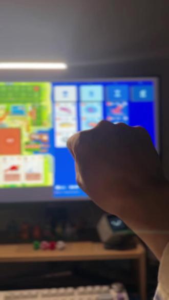 来品品这个桌游怎么样?国产原创捕鱼桌游《小鱼岛》 小鱼岛是一款支持1~4人,游戏时间约40分钟每人的中度策略捕鱼游戏。
和各有所长的动物船员一同闯荡海洋,指挥它们巧妙配合,捕捉梦幻渔获;发展旅游业,招揽游客,带他们奔赴一场圆梦之旅;完成事迹与海洋研究,让你的名字在小鱼岛上口口相传!
#桌游 #国产桌游 #原创桌游 #情侣游戏 #小鱼岛