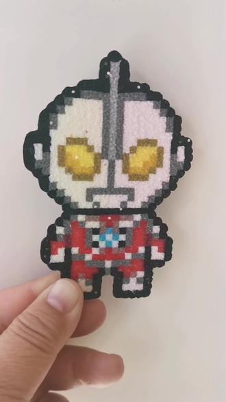 小宝们格丽特烫一定要下面铺一个毛巾,防止散热过快,不好烫#一起玩手工吧 #拼豆奥特曼 #拼豆格丽特烫