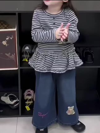 女童早秋韩系套装来啦!条纹上衣搭配牛仔裤,俏皮又时尚,小熊刺绣增添可爱感。宝宝穿上秒变潮童👶✨ #萌娃穿搭 #潮童穿搭