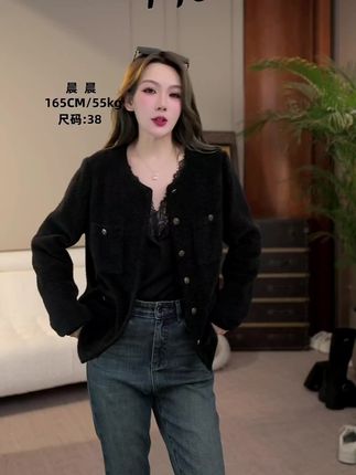 #孟子义芭比粉版莎士比哑 这件短款外套简直太美了,穿上它瞬间变身女神,超级显瘦又百搭,各种身材都能轻松驾驭,而且还是轻奢风格的,特别适合职场女性。有了它还怕不会穿搭吗?分分钟就能搞定一套精致 outfits!喜欢的朋友赶快点击下方链接购买吧!数量有限,先到先得哦!#气质范 #高级穿搭 #女神范