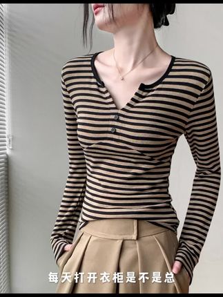 纽扣半开领条纹长袖 t 恤女秋季新款修身显瘦别致设计感小众打底衫