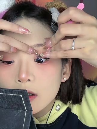 巨好看!一上眼就被惊艳到了!拍照超出片~姐妹们往后看看呢 他有三个款式 前两个是创意款适合拍照 cos类 第三款是基础日常款哈 不是只有创意款 #免胶假睫毛 #假睫毛 #大眼妆 #假睫毛分享