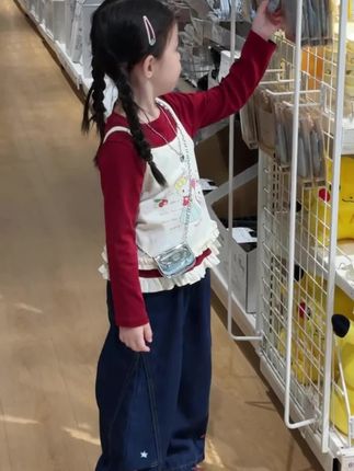 这种可爱又实穿的小套装真的强烈推荐给妈妈们!上衣是洋气的假两件棉的料子,软糯亲肤,搭配牛仔裤,裤脚还有卡通图案,上学或日常穿都很合适#生女儿就是用来打扮的 #骗你生女儿 #女宝穿搭 #我的女孩👧🏻 #早秋穿搭