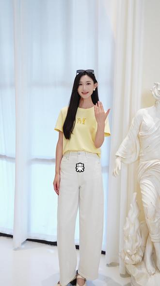 夏天一定要有一件黄色T恤呀✨ #夏日质感t恤 #简单短t也能时尚入夏 #百搭黄色t恤 #夏日白裤子这样搭