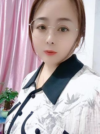 不管你现在处于什么状态，你都要明白生活的目标，应该是健康和快乐，即使，生活有一千个理由让你哭，你也要找一个理由让自己笑，心之所向便是阳光，无所畏惧便是远方，人生最幸福的事不是活的像别人，而是在努力之后，活的更像自己。