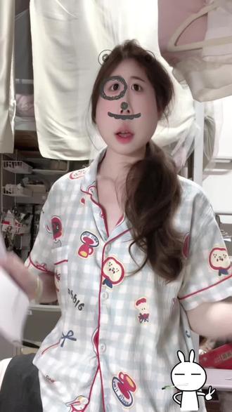 明天就要交稿了 怎么办呀~#学姐毕业走你 #粉领学士服 #手势舞 #学士服穿搭 #饼干摇
