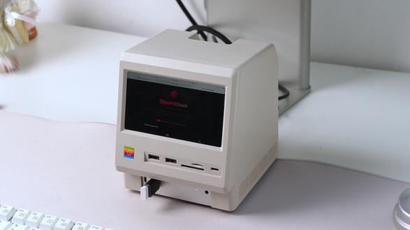 M4+Wokyis M5 80Gbps带屏养虾省电运行稳 传统 OpenClaw(圈养小龙虾)方案功耗高、成本高、监控不便、稳定性差,难以 7×24 小时稳定运行。
Mac mini M4 搭配 Wokyis M5 80Gbps 硬盘盒拓展坞,凭借 Apple Silicon 高能效架构,大幅降低功耗与电费。Thunderbolt 5 满速带宽扩展存储与接口,不损失算力,提升性能与稳定性。
Wokyis M5 自带 5 英寸高清屏,实时显示运行状态、负载、温度等信息,无需外接显示器,运维更便捷。整套方案低功耗、高性能、易运维、长稳定,是 OpenClaw 长期自动化运行的优选方案。
#wokyis #macmini扩容 #macmini拓展坞 #openclaw #macmini配件