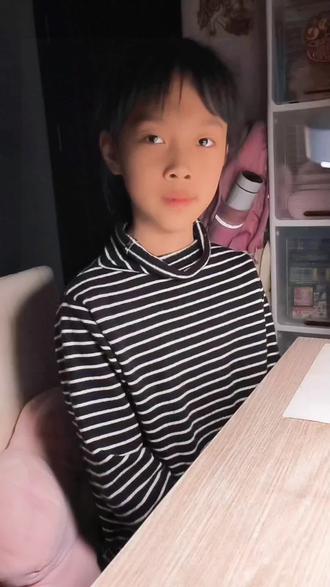 老舍笔下的母鸡,藏着最朴素的母爱。湘湘的朗诵把母鸡的负责、慈爱、勇敢读活了!听完只想对妈妈说一句:您辛苦了❤️(小学四年级语文第四单元第14课节选之5-7段)#小学语文学习 #四年级语文 #母爱启蒙 #小学生朗诵 #语文干货@抖音 @抖音小助手 @抖音创作灵感