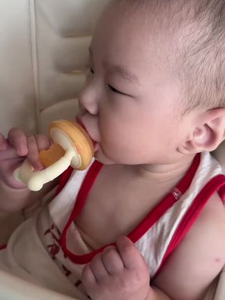 关于#咬咬乐 妈妈们一定要注意!要给宝宝选这种全身软硅胶的就嘎嘎好用!既安全又能当牙胶用#婴幼儿水果咬咬乐 #咬咬袋吃水果很方便 #宝妈推荐 #辅食工具