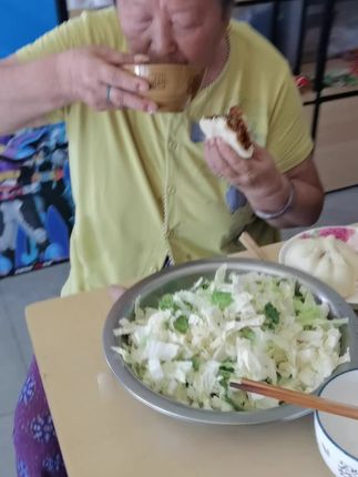 我蒸的牛肉馅大包子,有点咸了。