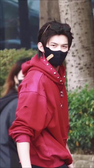 谁家好人把创可贴贴口罩上?炫耀啥呢?#云旗 #郝熠然#云熠