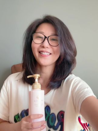 家人们,好久没嘚瑟我的头发了!快看这发量,是不是超茂盛?以前总焦虑一地落发,还纠结要不要剪短发,现在完全不用愁了!全靠这瓶诺薇雅洗发水,断发掉发肉眼可见变少,养出厚实好发质,真心建议大家都试试,一定要买它! #诺薇雅洗发水 #防脱洗发水推荐 #减少断发 #养出厚发量 #告别脱发焦虑