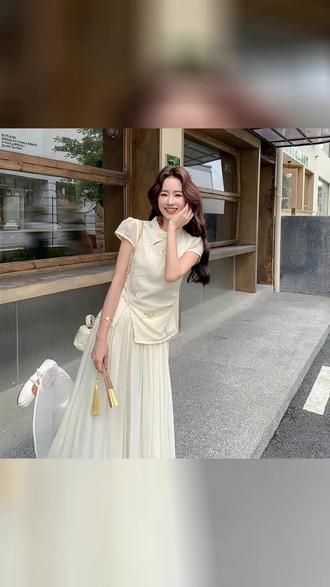 新中式套装也太会藏肉了吧!温柔到骨子里! 重工亮片刺绣套装,雾感色调超显温柔!改良旗袍上衣收腰显瘦,垂感百褶半裙藏肉又飘逸,日常出街、旅游穿都超合适~#显瘦穿搭 #夏季新款 #显高显瘦显腿长 #洋气减龄 #微胖女生的夏季神裙