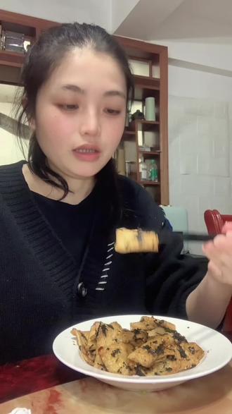 #真实生活分享计划 超简单的平底锅小零食!紫苏蜂蜜豆腐皮,不用烤不用微波,煎软拌汁就上桌,软嫩入味零难度~@抖音小助手 #在家做美食 #上热门🔥