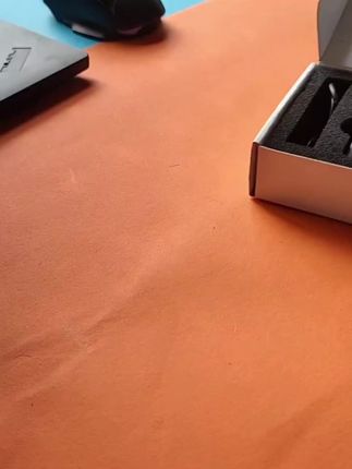 直播朋友们,小白朋友们,这是一款性价比高的麦克风,一头插在手机上,一头夹在衣领上,无线传输,还能给手机充电,方便好用#直播用麦克风推荐 #无线麦克风 #无线领夹麦