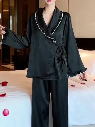 宽松不挑身材,温婉气场拉满 2025新款贵妇级新中式睡衣美到窒息!纯色调自带高级感,国风元素藏在细节里,盘扣、暗纹透着雅致贵气~ 薄款面料轻盈透气,长袖设计利落显瘦,居家穿像从画里走出来的美人。宽松版型不挑身材,举手投足都是温婉气场,贵妇范儿拿捏#家居服套装 #宅家睡衣秀 #睡衣外穿 #面料柔软亲肤 #减龄穿搭