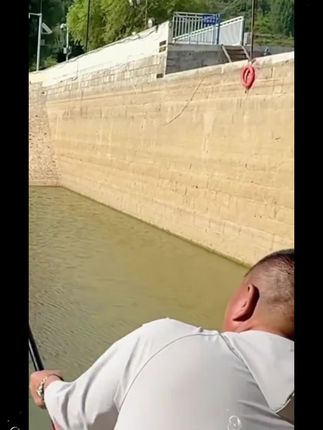 A股,现货黄金早盘涨势不止,首次突破3270美元/盎司,国内金饰价格再次突破千元关口。#国际金价再创新高 #第一眼TV扣说有屏 #媒体精选计
