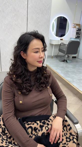 烫发不踩雷,选对老师真的很重要 烫头发最怕找不对老师,一不小心就显老十岁。
找对适合自己的老师,才会变成每年都想打卡的变美根据地。温柔气质烫发,显小又耐看,越看越高级。#每年必打卡的烫发 #成都烫发推荐店铺 #成都安靖烫发推荐 #成都大丰烫发推荐 #弘秀造型