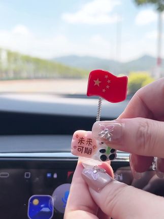国庆将至,可爱喜庆的熊猫红旗摆件安排上,显示屏、中控台、电动车都可以放#摆件 #国庆 #车载 #汽车用品 #车载好物