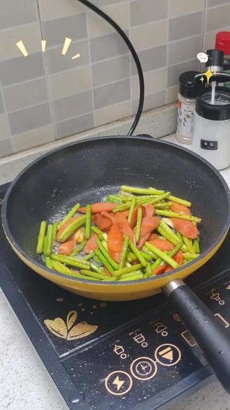 蒜薹炒火腿肠#越简单的食材做出来越好吃 #这将是我的bistro招牌菜