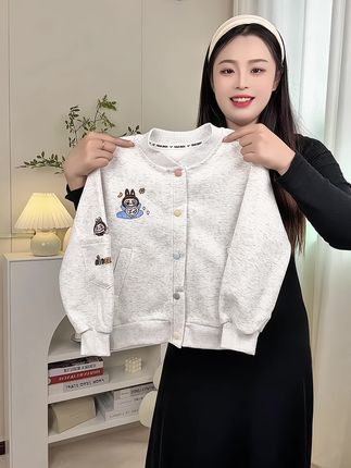 给女儿买到一件超级好看,今年爆火的垃布布外套,女儿上身又可爱又乖萌,国庆带孩子出去玩穿它,不久拍照打卡好看,舒适度也是直接拉满的~#高品质童装 #谁穿谁好看系列 #女宝穿搭 #萌宝穿搭 #上热门