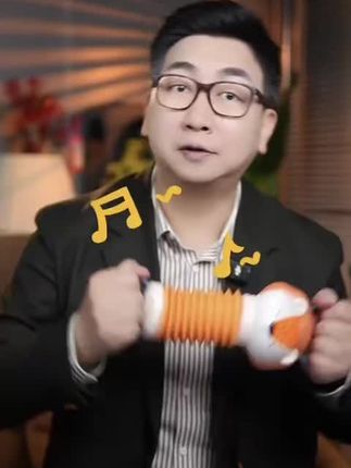 六个月大的宝宝就可以玩的手风琴玩具,造型可爱又好玩,轻轻一按就能发出声音,还是一个健身器,可以锻炼宝宝的手臂力量,还能培养宝宝的节奏乐感。自带沙沙作响的响纸,能发出多种悦耳的声音,满足宝宝的好奇心,家里有小宝宝的赶紧安排上吧!#好物推荐🔥 #好物分享 #玩具 #种草 #学生党必备