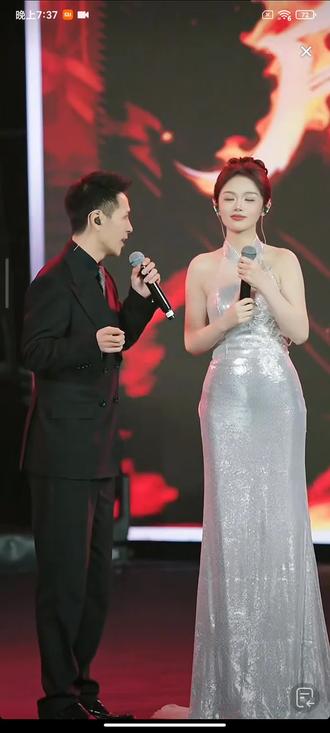 索图送了三斤三个礼物 大家知道是什么吗 #演唱会回忆 #演唱会打卡回忆 #演出婚礼现场视频 #舞台记录 #说唱现场