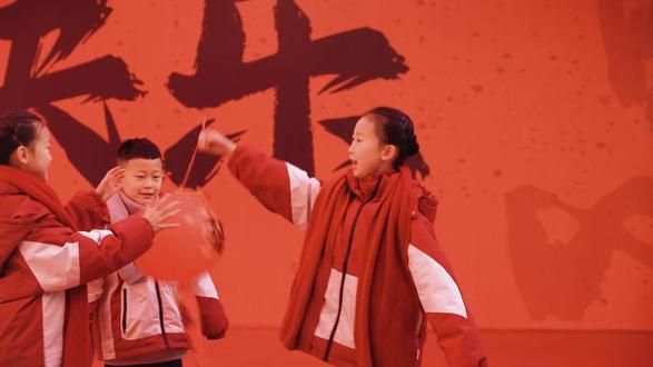 腊月二十八,新歌发布《过年啦》
词曲:李德红
演唱:梁欣冉(小二妮)
前奏一响,年味拉满!《过年啦》一唱,红衣服的小福娃们就开始撒欢啦~#陕北大秧歌#我的家乡年味浓