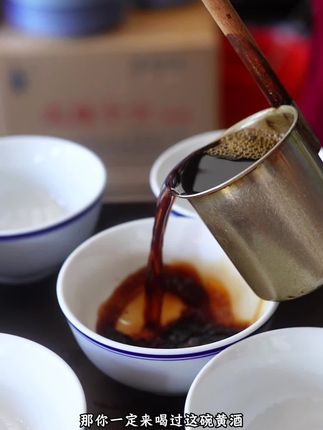 你来绍兴游玩的时候,来咸亨酒店喝过那一碗深邃如墨的太雕王吗?#黄酒