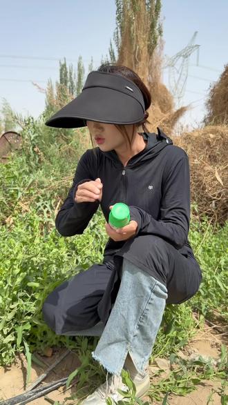 地里拉拉秧扯扯秧以及三棱草等恶性杂草多的,草甘膦一定选择简农,除草干净,烂根不反复,关键还不熏蒸!
#草甘膦 #除草剂 #新疆 #棉花 #简农