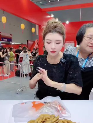 我也用鸭掌去俘获你们的心😍#零食推荐 #抖音好货推荐给你 #追剧必备 #零食 #嘉之派潮汕风味泡椒鸭掌