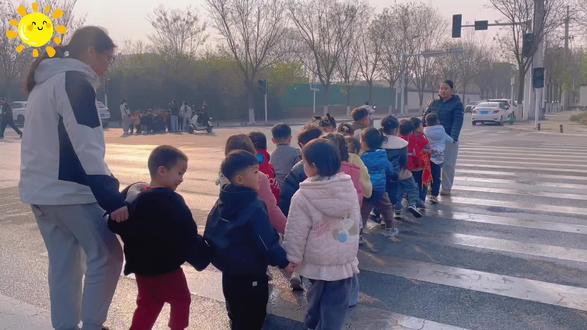 🚶♂️交通安全不小瞧⚠️
🚗出行安全我知道👏
🚥交通标志要牢记✅
🚏过马路时不乱跑🏃
💡交通安全伴我行❤️
交通安全知识又➕1️⃣#安全出行 #过马路要走斑马线