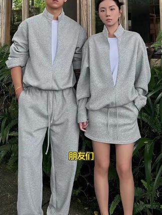 朋友们,别再买那些几十块钱的卫衣套装了,这款男士必备的秋季新款,假两件设计的卫衣套装,面料高级,穿着帅气,无论是秋季还是冬季,内搭、外穿都很有层次感,现在下单,直接工厂发货,别再被那些假两件、劣质卫衣坑了