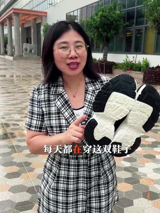 这双鞋子真的太好穿了,又轻又方便,不怕崴脚,不怕打滑穿一整天也不觉得累#霞湖世家 #健步鞋 #很轻盈