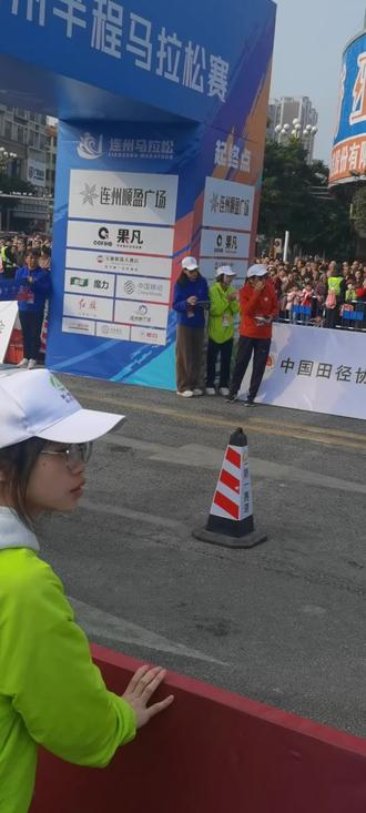 连州2023.11.26马拉松女子组第一名连州本地选手冲线