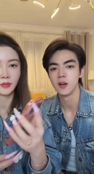 迪尔教云朵唱《泡沫》
云朵不让发视频
说好多同学的妈妈都是你的粉丝
怕被认出来 给妈妈添卖货的负担
这么小就这么懂事 真的太心疼了 ❤️
#盈公主 #云朵 #纳迪尔 #暖心瞬间
@👑盈公主👑