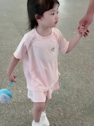 夏天孩子怕热,就给他穿这种冰丝速干的小套装,凉飕飕滑溜溜,超级的舒服,像个贴身小空调一样 吸汗透气 !#儿童速 干衣套装#女童冰丝套装#高品质童装#夏日必备#超便宜超划算