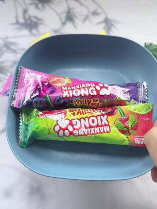 好吃好看的漫想熊果汁棒棒糖,果汁味浓郁,充满你的嘴巴,一个不够吃#棒棒糖#漫想熊棒棒糖 #棒棒糖棒棒糖棒棒糖