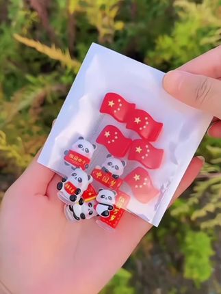 新款爱国熊猫红旗装饰车内中控台红旗摆件办公电脑摆件电动车装饰 视频来源于网络
