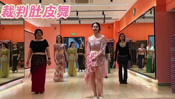 一代人有一代人的潮流舞#裁判舞蹈 #裁判肚皮舞 #体育舞 ##东方舞课堂花絮 #不同风格舞蹈体验