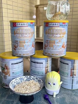 拍一发五,五白谷物即食麦片 想快速get一碗清润又顶饱的早餐?五白谷物即食麦片太适配!精选莲子、山药、百合等五种白色食材,搭配燕麦片制成,无额外加蔗糖,干吃有谷物的脆感,用热牛奶或温水冲泡后,口感绵柔带点嚼劲,还裹着食材的自然清甜,一碗下肚超满足。 不用费时煮,开水或热牛奶泡3分钟就能吃,早上赶时间当早餐、下午饿了当加餐都合适,偏爱清淡口又想省麻烦的朋友可以试,既能补营养,又能轻松搞定一餐! #五白谷物即食麦片 #清润早餐优选 #便捷即食食材 #轻养生主食 #懒人早餐灵感
