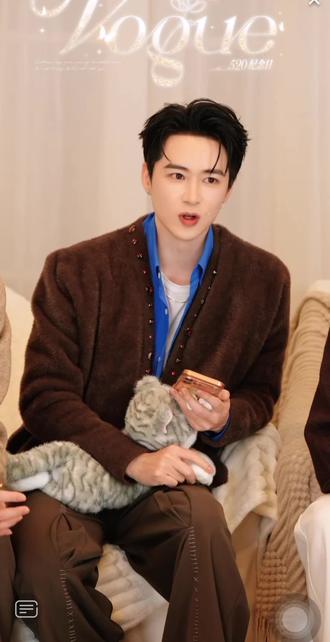 李烨粉丝椰果家应援色调整为【丹枫色】,色号:# 819918,🫡
#喜悦023李烨 #应援色