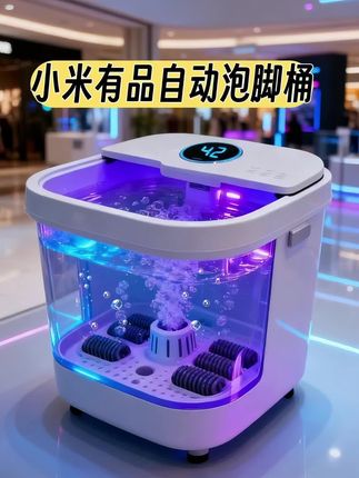 这款泡脚桶全家都抢着用!冬天的幸福感全靠它撑着,被全家追着夸的泡脚桶总算找到了!冬天泡脚的治愈感,只有泡过的人才懂~入手的小米有品自动泡脚桶,直接把幸福感拉到最满! 白色透明桶身自带科技感,内部水流清晰可见。底部的滚轮式按摩件太加分,泡脚时同步按摩,仿佛有专属技师服务,酥麻感从脚底蔓延至全身。 盖子上的圆形显示屏温度显示一目了然,按键操作简单,长辈上手毫无压力。桶内紫蓝灯光亮起,氛围感瞬间拉满!泡完浑身暖融融的,晚上睡觉都踏实了不少。放在客厅也不突兀,和家居风格适配度超高。有它在,在家就能轻松享受惬意的泡脚时光!#好物推荐🔥 #居家好物 #分享生活小技巧 #上热搜 #提升幸福感好物