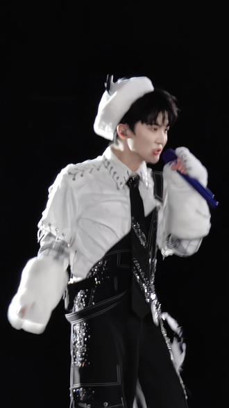 逃开夜幕深圳首唱舞台#舞台 #直拍 #演唱会现场 #安利 #周深