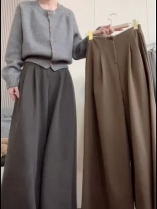 姐妹们,这条裤子真的太好穿了,它是那种毛呢的料子,冬天穿很保暖,而且它的版型是直筒阔腿的,上身特别显瘦,尤其是腿粗胯宽的女生,一定要试试这种宽松的裤子,真的很舒服!而且它还是高腰的设计,小个子也能轻松驾驭,喜欢的姐妹赶紧入手吧!#阔腿裤 #显瘦裤子 #显瘦显高显腿长 #秋冬穿搭 #裤子