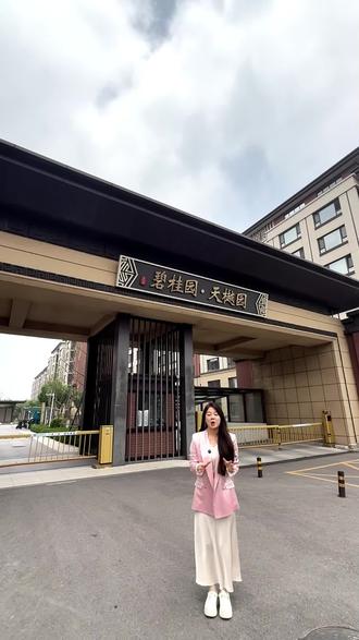 婚房装修三居室拎包住 北塘的次新小区环境好,出行方便,楼下烟火气旺!养老或者年轻人当婚房都是不错的选择!#北塘洋房 #碧桂园#天津买房 #婚房装修 #滨海芳芳看房