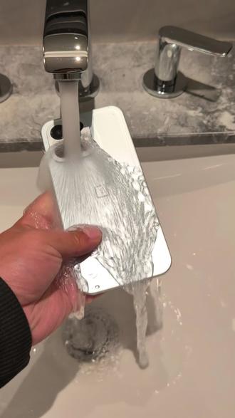 手机脏了怎么办?看一加Turbo6如何轻松应对,满级防水没有吹牛。#一加Turbo系列 #一加Turbo6 #手机推荐 #一加手机